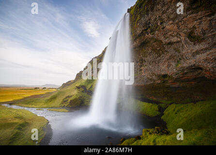 Der Wasserfall Seljalandsfoss an einem sonnigen Tag in Island Stockfoto