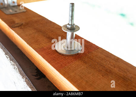 Eine lange Ankerbolzen zur Befestigung der Dach aus Fachwerk. Stockfoto