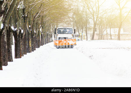 Schneefräse. Schneepflug entfernt Schnee nach einem Blizzard. Das Konzept der Reinigung Straßen von Schnee im Winter Stockfoto