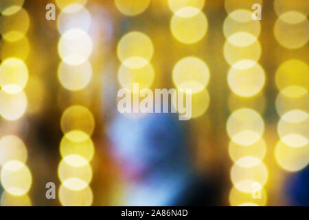 Lichter der Nacht Stadt. Bokeh mit verschwommenen Licht auf dunklem Hintergrund. Storefront Beleuchtung. Weihnachten Stockfoto