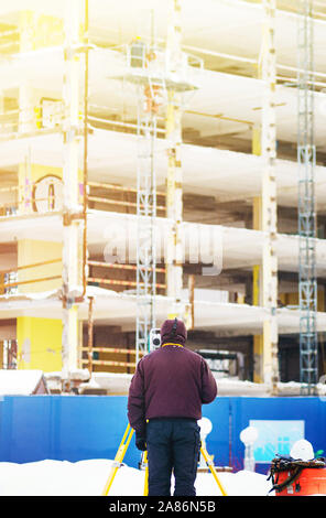 Vermessungsingenieur verwendet eine total Station auf einer Baustelle. Geodätische Arbeiten. Hochbau Stockfoto