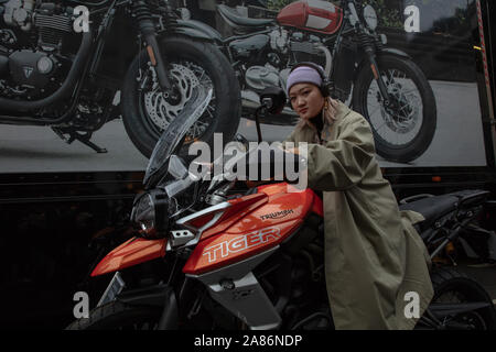 London, Großbritannien. 2. November 2019. Besucher der Illinois Route 66 Regent Street Motor Show 2019, auf einem Motorrad Triumph gesehen. Credit: Joe Kuis/Alamy Nachrichten Stockfoto