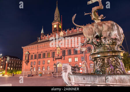 Kopenhagen, Dänemark - 22. MAI 2017: Eine Ansicht von Kopenhagener Rathaus bei Nacht von radhuspladsen Stockfoto