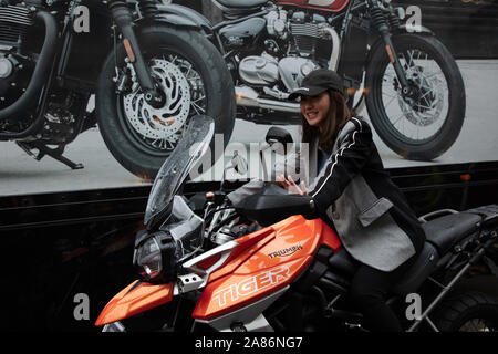 London, Großbritannien. 2. November 2019. Besucher der Illinois Route 66 Regent Street Motor Show 2019, auf einem Motorrad Triumph gesehen. Credit: Joe Kuis/Alamy Nachrichten Stockfoto