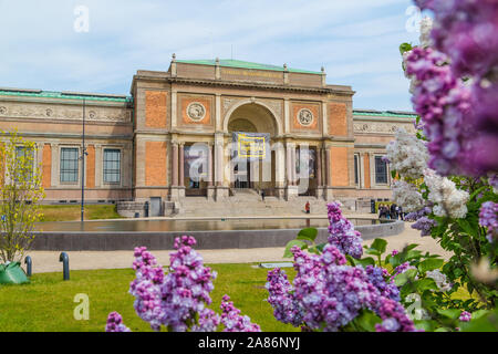 Kopenhagen, Dänemark - 23. MAI 2017: Die außerhalb von Statens Museum für Kunst in Kopenhagen während des Tages im Frühling. Menschen gesehen werden kann. Stockfoto