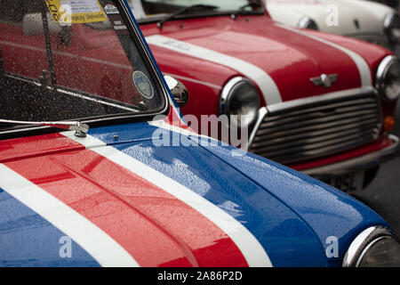 London, Großbritannien. 2. November 2019. Mini Coopers an der Illinois Route 66 Regent Street Motor Show 2019 gesehen. Credit: Joe Kuis/Alamy Nachrichten Stockfoto