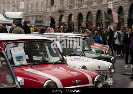 London, Großbritannien. 2. November 2019. Mini Coopers an der Illinois Route 66 Regent Street Motor Show 2019 gesehen. Credit: Joe Kuis/Alamy Nachrichten Stockfoto