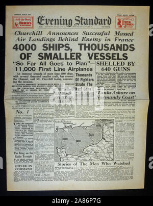Vordere Seite mit dem Start der D-day Landungen im zweiten Weltkrieg in der Evening Standard Zeitung (Nachbau) am 6. Juni 1944. Stockfoto