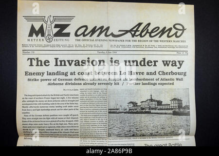 Englische Übersetzung der vorderen Seite der Deutschen Zeitung MZ am Abend (6. Juni 1944) bei der Bekanntgabe der D-Day Landungen in der Normandie, Frankreich während des Zweiten Weltkriegs. Stockfoto