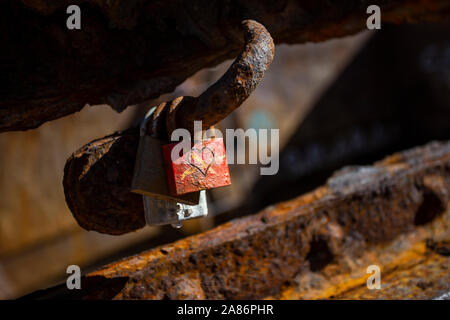Schlösser von der Liebhaber auf rostigem Eisen Stockfoto