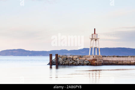 Das Tor zum Hafen Trondheim in Norwegen dargestellt in der Morgendämmerung. Stockfoto