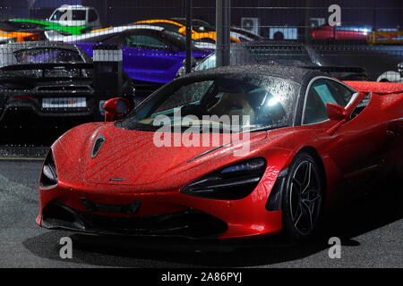 Neue Mclaren supercars im Mclaren Autohaus am Tor 45 in Leeds. Stockfoto