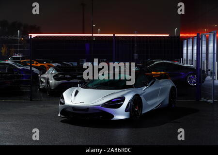 Neue Mclaren supercars im Mclaren Autohaus am Tor 45 in Leeds. Stockfoto