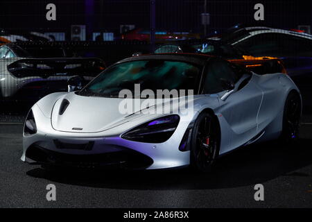 Neue Mclaren supercars im Mclaren Autohaus am Tor 45 in Leeds. Stockfoto