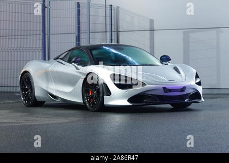 Neue Mclaren supercars im Mclaren Autohaus am Tor 45 in Leeds. Stockfoto