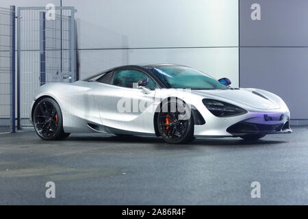 Neue Mclaren supercars im Mclaren Autohaus am Tor 45 in Leeds. Stockfoto