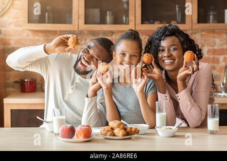 Freundliche Familie Spaß beim Frühstück in der Küche Stockfoto