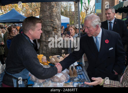 Prinz Charles schüttelt die Hand auf dem Schweizer Bauernmarkt, trifft den Landwirt-Stallhalter Jacob Sykes, Augenkontakt, ein fester Handschlag, ein Gruß. London 2019 2010s UK HOMER SYKES Stockfoto