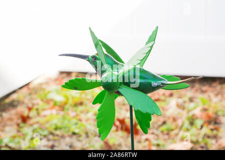 Grüner vogel Windmühle im Hinterhof. - Bild Stockfoto