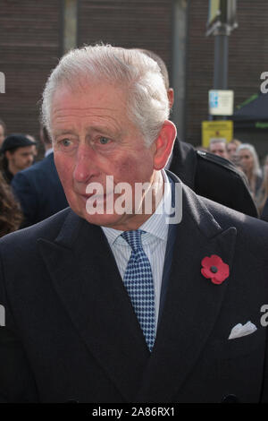 Prinz Charles an der Swiss Cottage Farmers Market, Konferenz Inhaber abgewürgt. Das ist der 20. Jahrestag der London Farmers Market. 2019 2010 s HOMER SYKES Stockfoto
