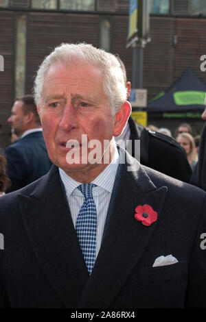 Prinz Charles auf dem Swiss Cottage Farmers Market, Treffen mit Standbesitzern. Es ist das 20.-jährige Jubiläum des London Farmers Market. 2019 2010s HOMER SYKES Stockfoto