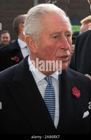 Prinz Charles an der Swiss Cottage Farmers Market, Konferenz Inhaber abgewürgt. Das ist der 20. Jahrestag der London Farmers Market. 2019 2010 s HOMER SYKES Stockfoto