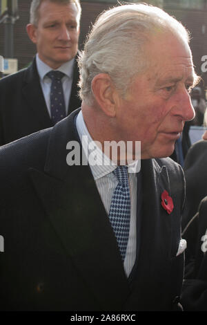 Prinz Charles an der Swiss Cottage Farmers Market, Konferenz Inhaber abgewürgt. Das ist der 20. Jahrestag der London Farmers Market. 2019 2010 s HOMER SYKES Stockfoto