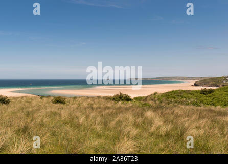 Coast Path wandern zwischen St Ives und Hayle, Sommer in Cornwall. Stockfoto