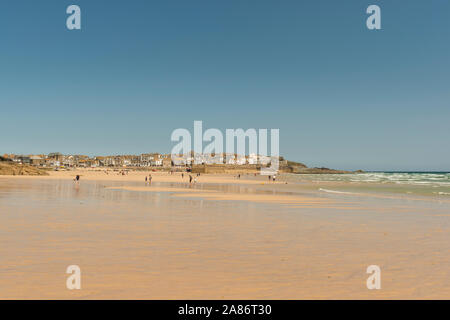 Ebbe auf Porthminster Strand, Sommer im beliebten Badeort St. Ives, Cornwall. Stockfoto