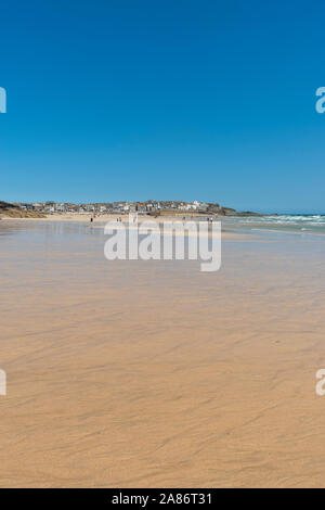 Ebbe auf Porthminster Strand, Sommer im beliebten Badeort St. Ives, Cornwall. Stockfoto