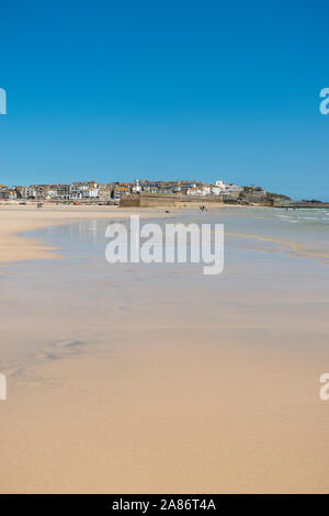 Ebbe auf Hafen, Strand, Sommer im beliebten Badeort St. Ives, Cornwall. Stockfoto