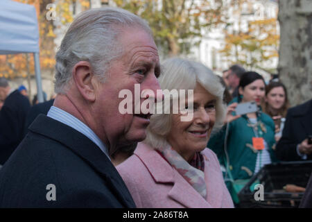 Prinz Charles und Camilla die Herzogin von Cornwall an der Swiss Cottage Farmers Market, Konferenz Inhaber abgewürgt. Das ist der 20. Jahrestag der London Farmers Market. 2019 2010 s HOMER SYKES Stockfoto