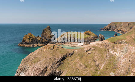 Die beliebten Küste bei Kynance Cove auf der Lizard Halbinsel, Cornwall. Stockfoto
