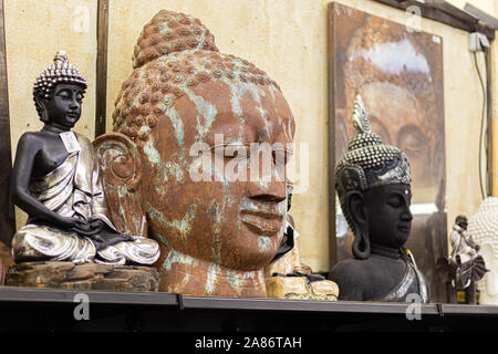 Pyrenäen, ANDORRA - Februar 15, 2019: Buddha Figuren auf einem Regal eines antiken Speichern. Buddha Kopf mit Schmutz und Spuren der Zeit, Vintage Style Stockfoto