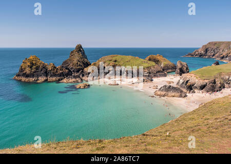 Die beliebten Küste bei Kynance Cove auf der Lizard Halbinsel, Cornwall. Stockfoto