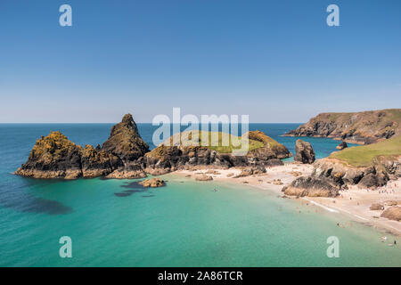 Die beliebten Küste bei Kynance Cove auf der Lizard Halbinsel, Cornwall. Stockfoto