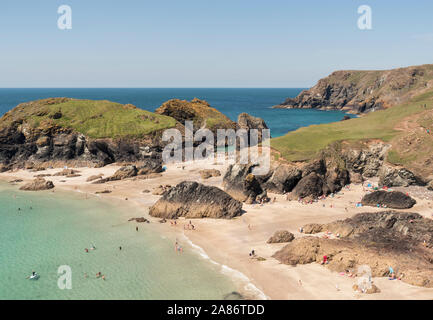 Die beliebten Küste bei Kynance Cove auf der Lizard Halbinsel, Cornwall. Stockfoto