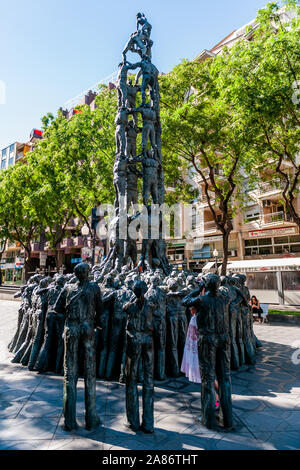 Tarragona, Spain-August 9, 2013: Denkmal der Castellers auf Rambla Nova, Katalonien. Sehenswürdigkeiten in Katalonien. Denkmal der menschlichen Figuren. Stockfoto