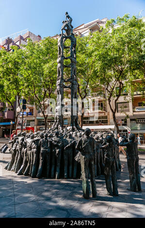 Tarragona, Spain-August 9, 2013: Denkmal der Castellers auf Rambla Nova, Katalonien. Sehenswürdigkeiten in Katalonien. Denkmal der menschlichen Figuren. Stockfoto