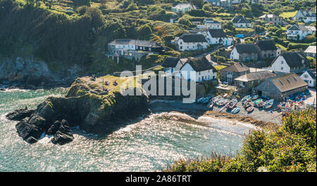 Das schöne Fischerdorf Cadgwith auf der Lizard Halbinsel, Cornwall Stockfoto