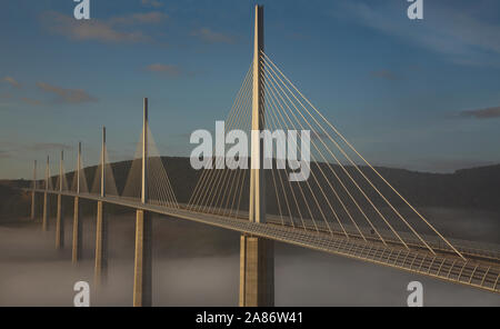 Panoramablick auf das Viadukt von Millau im Morgennebel, vom Belvedère, Frankreich fotografiert. Stockfoto