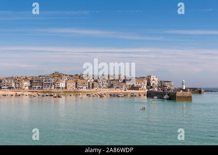 Sommer im beliebten Badeort St. Ives, Cornwall. Stockfoto