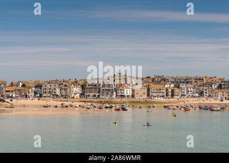 Sommer im beliebten Badeort St. Ives, Cornwall. Stockfoto