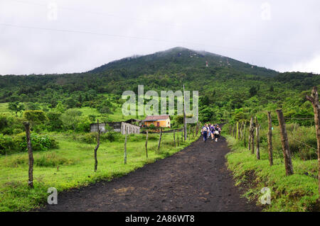 Touristen Start der Wanderung am aktiven Vulkan Pacaya in Guatemala, Mittelamerika. Stockfoto