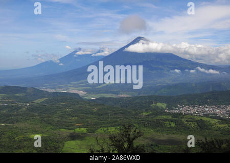 Ansicht des volcan de Agua von aktiven Vulkan Pacaya in der Nähe von Antigua in Guatemala, Mittelamerika. Stockfoto