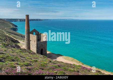 Die verfallenen Reste von Wheal Coates, einer Zinnmine auf der hl. Agnes Heritage Coast, Cornwall. Stockfoto