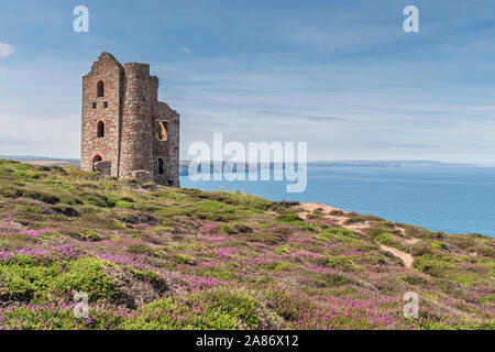 Die verfallenen Reste von Wheal Coates, einer Zinnmine auf der hl. Agnes Heritage Coast, Cornwall. Stockfoto