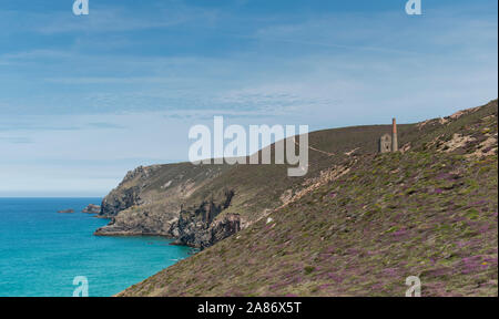 Die verfallenen Reste von Wheal Coates, einer Zinnmine auf der hl. Agnes Heritage Coast, Cornwall. Stockfoto