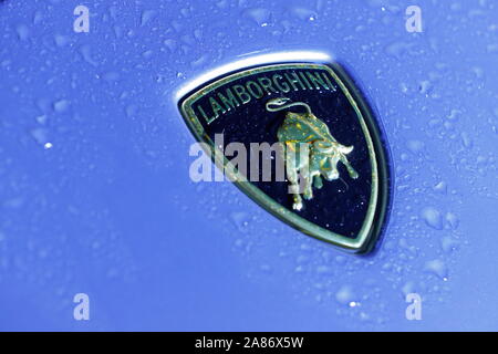 Lamborghinis ist Abends beleuchtet für eine private Veranstaltung im neuen Lamborghini Händler in Leeds. Der Store offiziell am 7. November geöffnet. Stockfoto