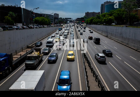 Mai 30, 2019, Moskau, Russland. Auto Verkehr auf der dritten Ringstraße in Moskau. Stockfoto
